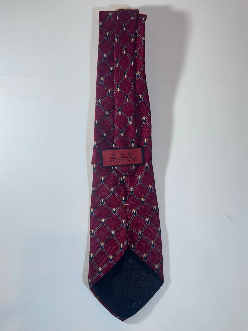 NEO Bill Blass Men’s 100% Silk Tie Burgundy Navy Gold Geometric Necktie